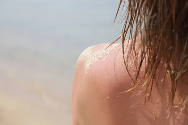 海滩上女人的头发湿透的头发使形象更加接近 咸咸的海水和阳光造成的头发损害 夏季护发概念 — 图库照片