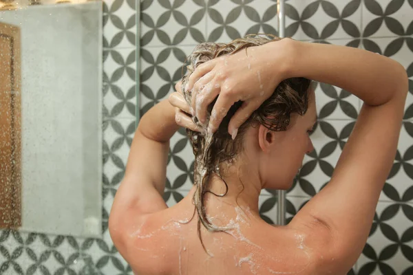 Jovem Tomando Banho Lavando Cabelo Cabine Chuveiro — Fotografia de Stock