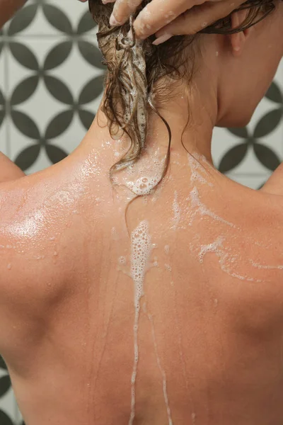 Młoda Kobieta Bierze Prysznic Myje Włosy Kabiny Prysznicowej — Zdjęcie stockowe
