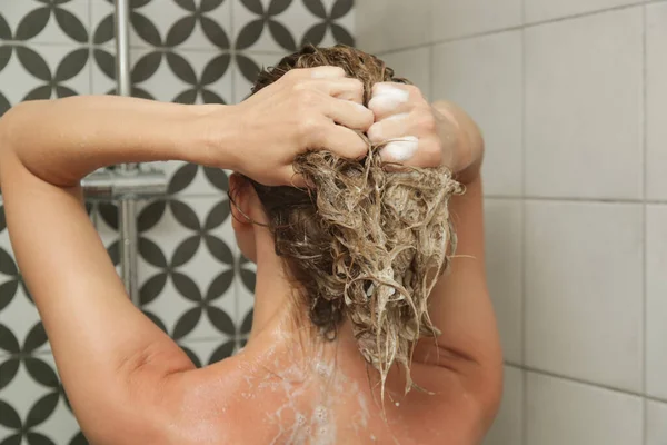 Junge Frau Duscht Und Wäscht Sich Duschkabine Die Haare — Stockfoto