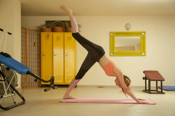 Young Woman Practising Yoga Gym — ストック写真