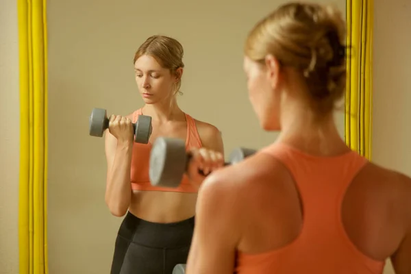 Athletic Woman Doing Fitness Workout Dumbbells Gym — ストック写真