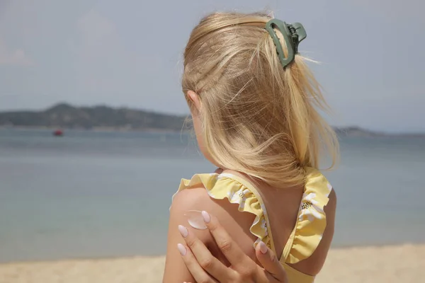 Mãe Aplicando Protetor Solar Loção Proteção Menina Pequena Bonito — Fotografia de Stock