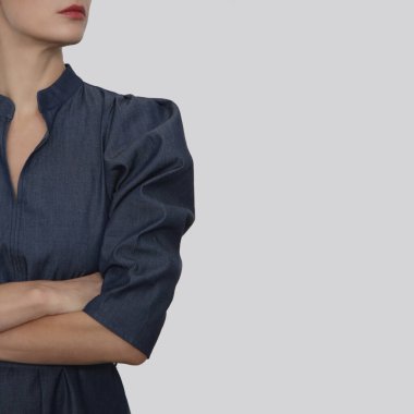 Stüdyo fotoğrafları. Kabarık pamuklu kotlar giyen genç bir kadın model.