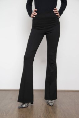 Stüdyoda çekilen fotoğraflarda siyah, klasik, normal, kalın boğazlı kazak ve alevli pantolonlar giyiliyor.. 