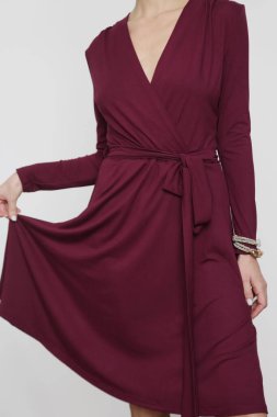 Burgundy ambalajlı genç kadın modelin seri fotoğrafları.. 