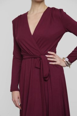 Burgundy ambalajlı genç kadın modelin seri fotoğrafları.. 