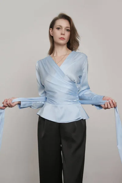 Açık Mavi Ipek Sarmallı Bluz Giyen Genç Bir Kadın Modelin — Stok fotoğraf