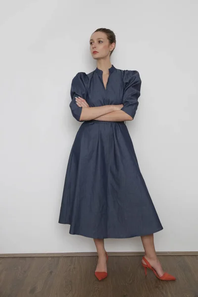 Serie Studio Photos Young Female Model Wearing Puff Sleeved Cotton — Photo