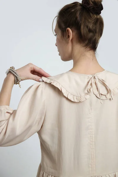 Serie Studio Photos Young Female Model Beige Peter Pan Collar — 图库照片