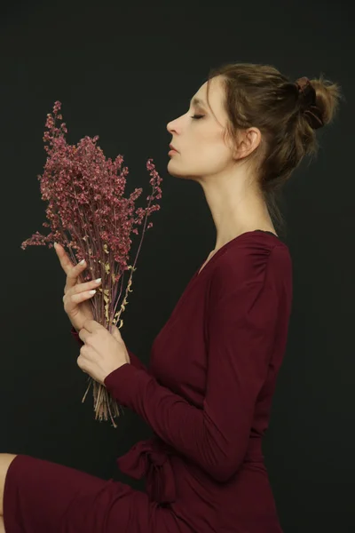 Serie Studio Photos Young Female Model Burgundy Wrap Dress Holding — ストック写真