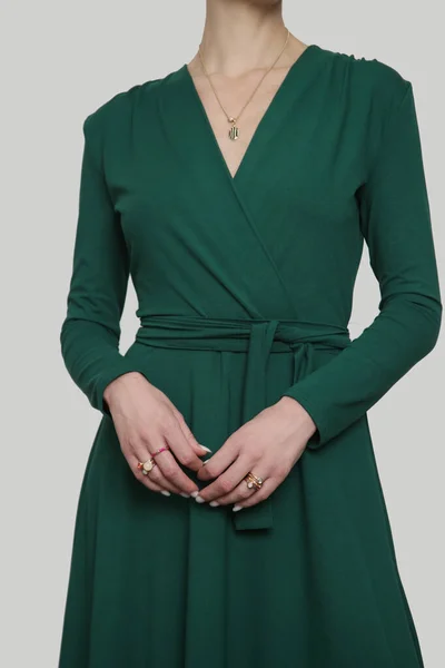 Seria Zdjęć Studyjnych Młodej Modelki Szmaragdowej Zielonej Sukience — Zdjęcie stockowe