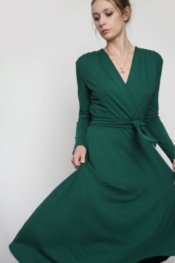 Zümrüt yeşili elbise giymiş genç bir kadının seri fotoğrafları.. 