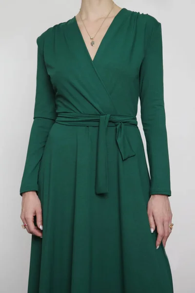 Serie Studio Photos Young Female Model Emerald Green Wrap Dress — Zdjęcie stockowe