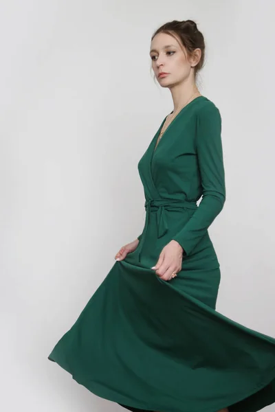 Serie Studio Photos Young Female Model Emerald Green Wrap Dress — Stockfoto