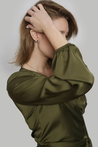 Seria Zdjęć Studyjnych Młodej Modelki Ubranej Zieloną Jedwabną Satynową Bluzkę — Zdjęcie stockowe