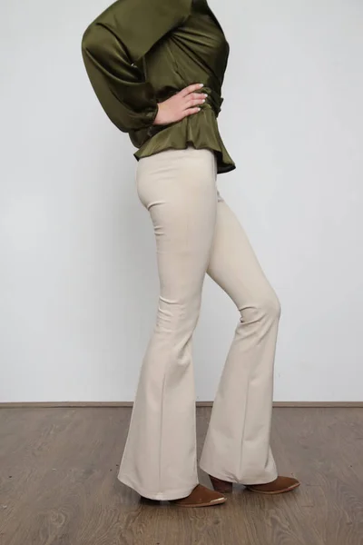 Seria Zdjęć Studyjnych Młodej Modelki Ubranej Zieloną Jedwabną Bluzkę Podstawowe — Zdjęcie stockowe