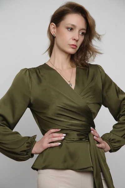 Serie Studio Photos Young Female Model Wearing Green Silk Satin — Zdjęcie stockowe