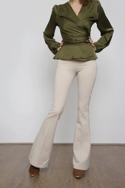 Seria Zdjęć Studyjnych Młodej Modelki Ubranej Zieloną Jedwabną Bluzkę Podstawowe — Zdjęcie stockowe