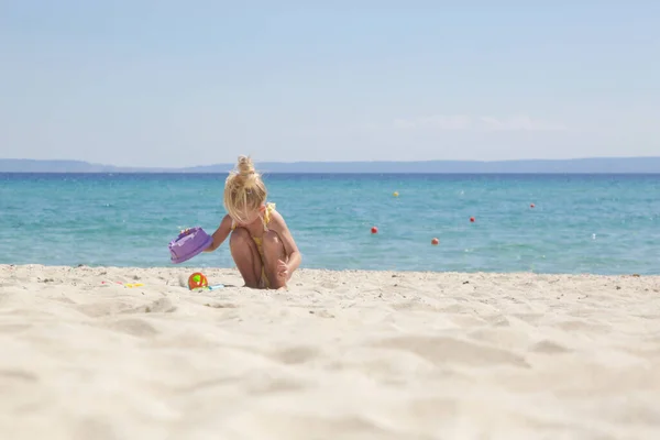 Cute Happy Years Old Girl Playing Plastic Toys Sandy Beach — 스톡 사진