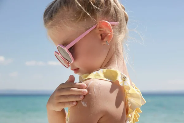 Cute Little Years Old Girl Applying Sunscreen Protection Cream Beach — стоковое фото