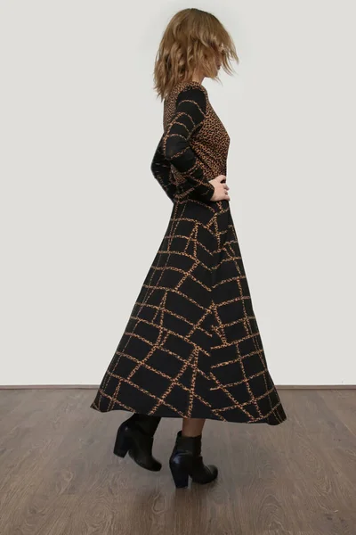 Serie Studio Photos Young Female Model Brown Black Patterned Wrap — 图库照片