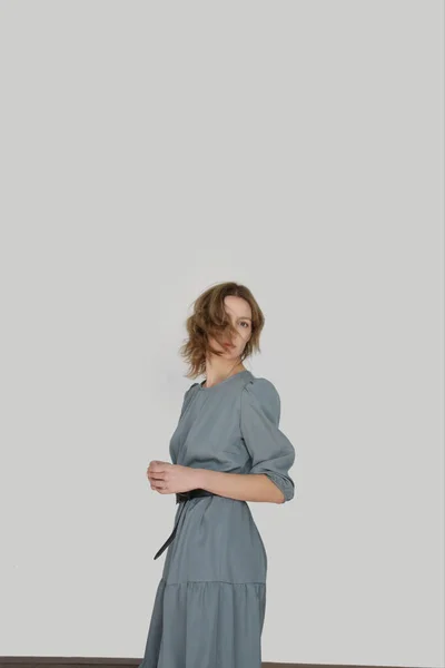 Serie Studio Photos Young Female Model Casual Gentle Grey Midi — 图库照片