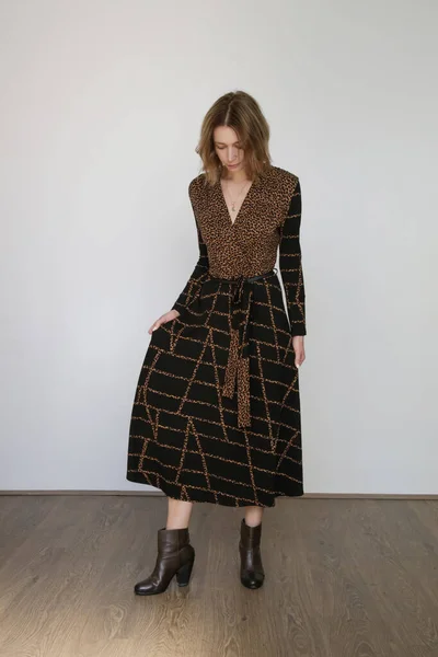 Serie Studio Photos Young Female Model Brown Black Patterned Wrap — 스톡 사진