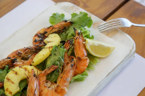 Grilled Pineapple Snd Shrimp Salad Citrus Dressing Delicious Salad Full — Foto Stock