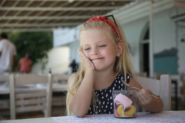 Ευτυχισμένο Κοριτσάκι Τρώει Νόστιμο Φρέσκο Παγωτό Στο Καφέ Αξιολάτρευτο Κοριτσάκι — Φωτογραφία Αρχείου
