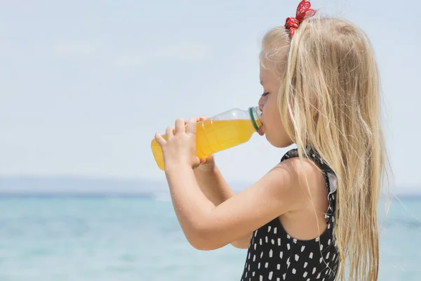 Little Girl Drinking Electrolyte Drink Beach Avoid Dehydration Heat Illness — Stock fotografie