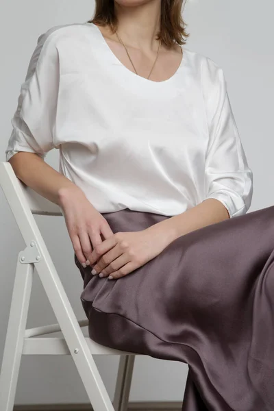Σειρά Φωτογραφιών Στούντιο Του Νεαρού Γυναικείου Μοντέλου Φορώντας Λευκό Μετάξι — Φωτογραφία Αρχείου