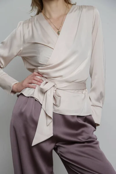 Серия Студийных Фотографий Молодой Женщины Модели Кремовой Шелковой Оберточной Блузке — стоковое фото