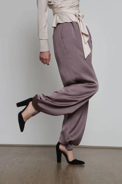 Serie Studio Photos Young Female Model Wearing Silk Satin Wide — Stok Foto