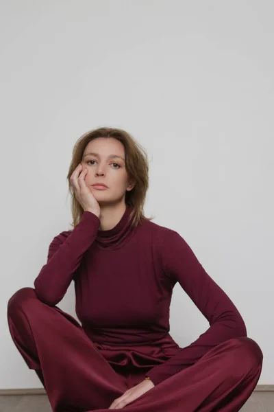 Серія Студійних Фотографій Молодої Жінки Моделі Усіх Фіолетових Класичних Вбраннях — стокове фото