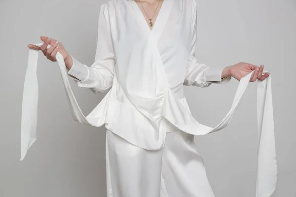 Серія Студійних Фотографій Молодої Моделі Білому Класичному Вбранні Блузка Шовковою — стокове фото