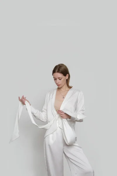 Serie Studio Photos Young Female Model Wearing All White Classic — Foto de Stock