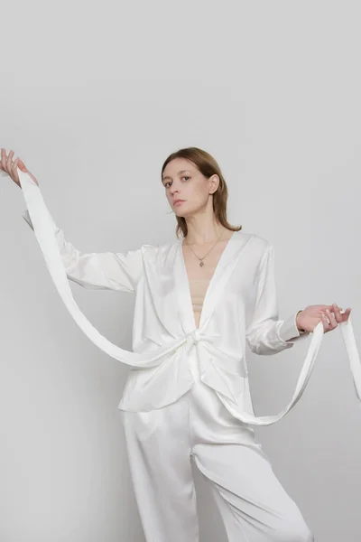 Серія Студійних Фотографій Молодої Моделі Білому Класичному Вбранні Блузка Шовковою — стокове фото