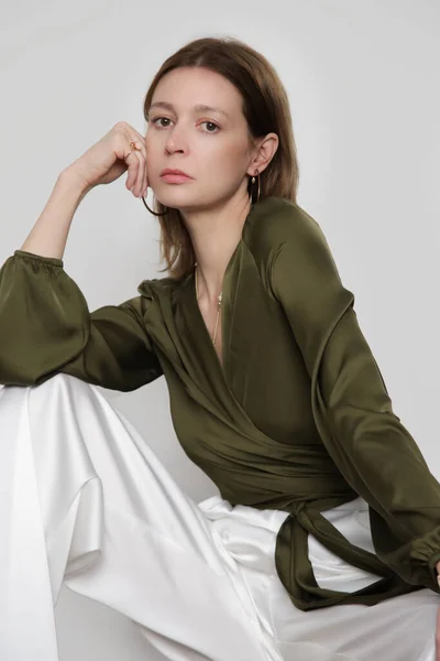 Serie Studio Photos Young Female Model Wearing Pine Green Silk — Fotografia de Stock