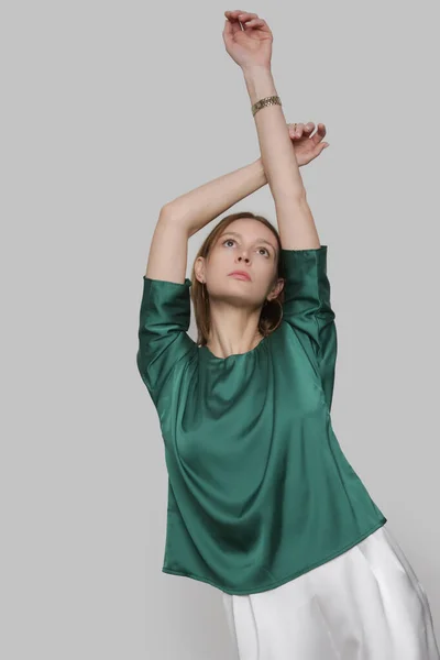 Serie Studio Photos Young Female Model Wearing Emerald Green Silk — 스톡 사진