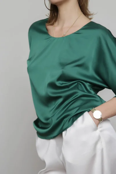 Serie Studio Photos Young Female Model Wearing Emerald Green Silk — Photo