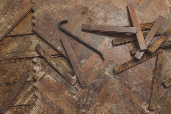 Home Improvement Removing Old Wooden Parquet Flooring Using Crowbar Tool — Zdjęcie stockowe