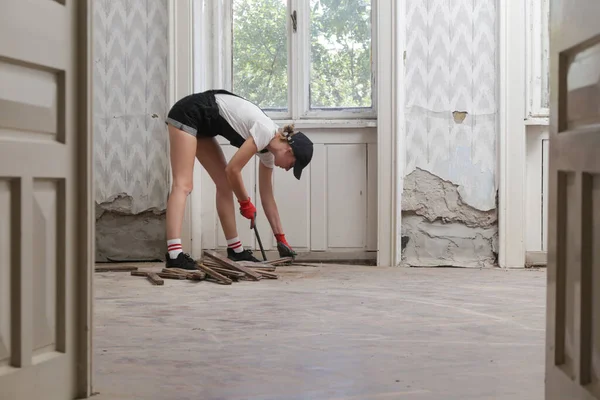 Home Improvement Diy Project Young Woman Removing Old Wooden Parquet — Foto de Stock