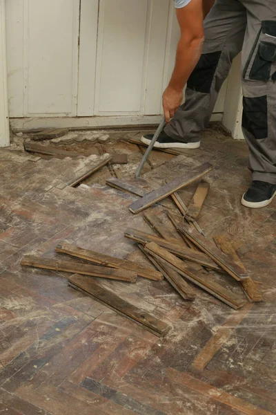 Home Improvement Construction Worker Handyman Removing Old Wooden Parquet Flooring — Foto de Stock