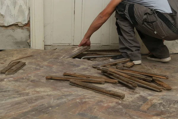 Home Improvement Construction Worker Handyman Removing Old Wooden Parquet Flooring — Stock Fotó