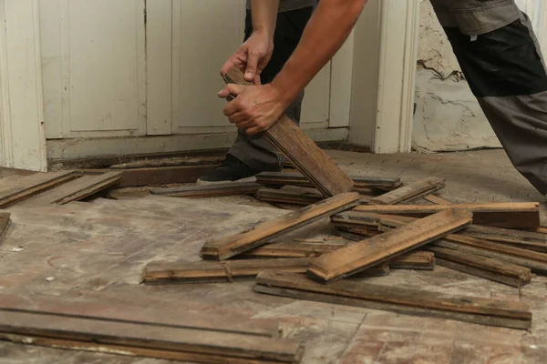 Home Improvement Construction Worker Handyman Removing Old Wooden Parquet Flooring — Foto Stock