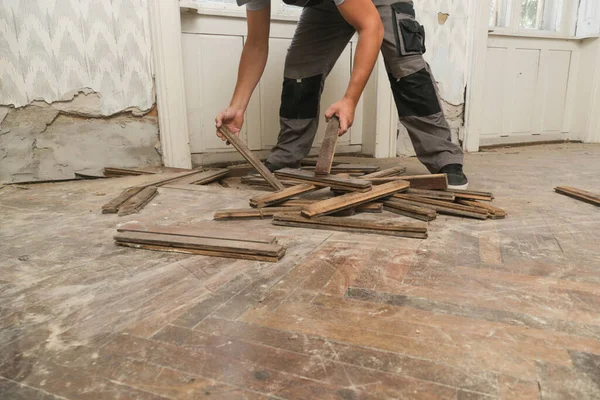 Home Improvement Construction Worker Handyman Removing Old Wooden Parquet Flooring — Stockfoto