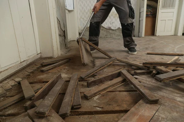 Home Improvement Construction Worker Handyman Removing Old Wooden Parquet Flooring —  Fotos de Stock