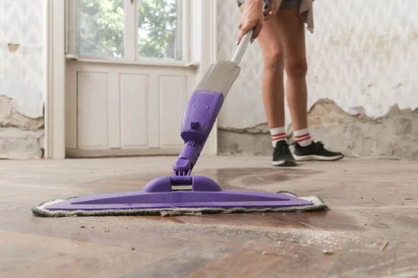 Woman Mopping Very Dusty Wooden Floor House Renovation — Fotografia de Stock