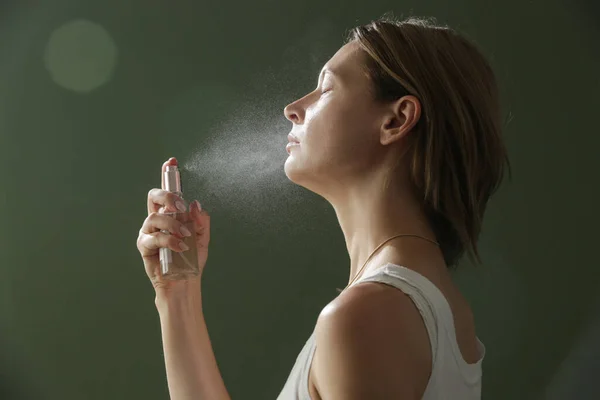 Donna Spruzzando Nebbia Facciale Sul Suo Viso Concetto Skincare Estivo — Foto Stock